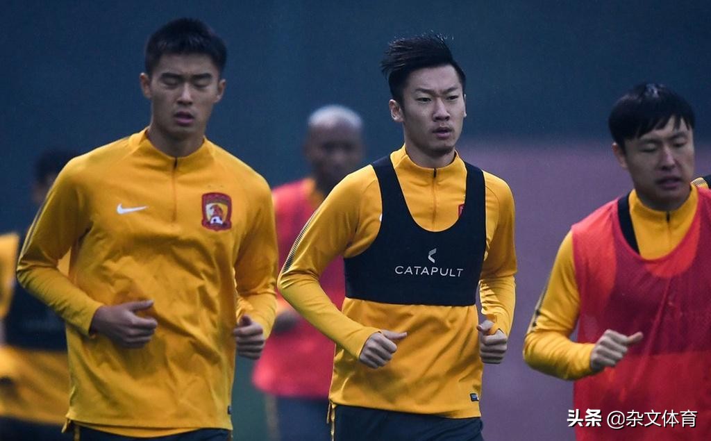 留在恒大继续拿800万年薪！3年为球队出场35次，未能接班郑智