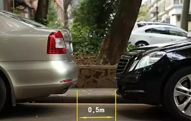 开车如何判断车头与前车距离,开车看不到前车盖怎么判断距离