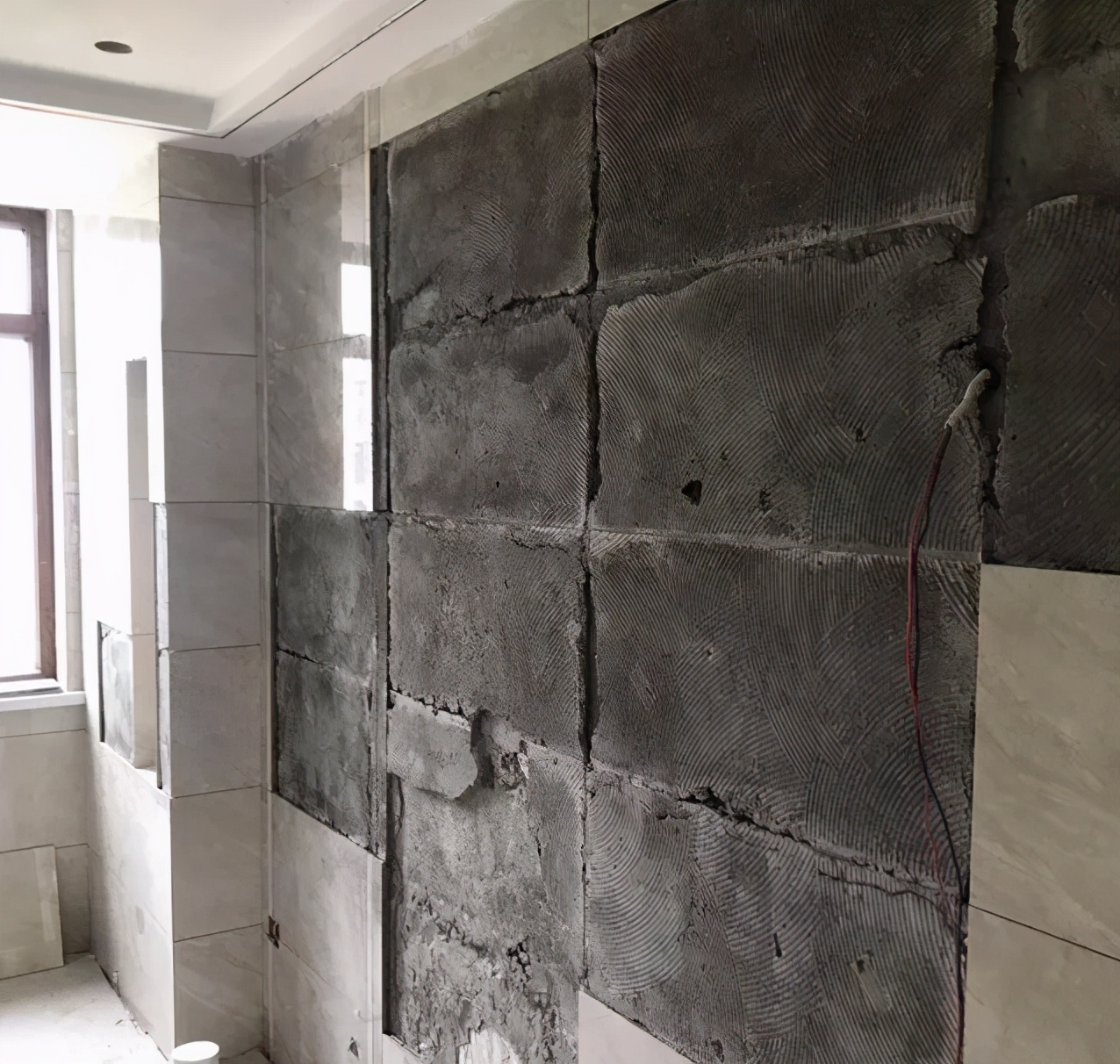 用瓷砖胶贴瓷砖要不要刷背胶,使用瓷砖胶的正确方法