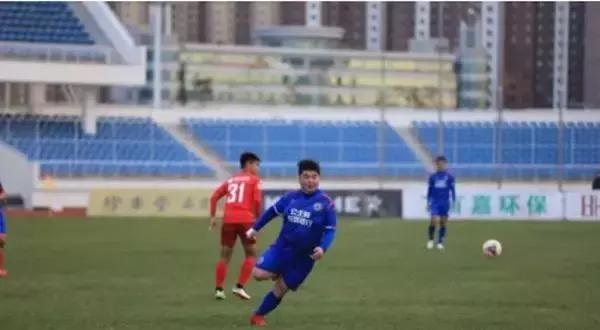 中乙赛场惊现200斤胖子得知真相后，球迷感动落泪，然后怒气冲天