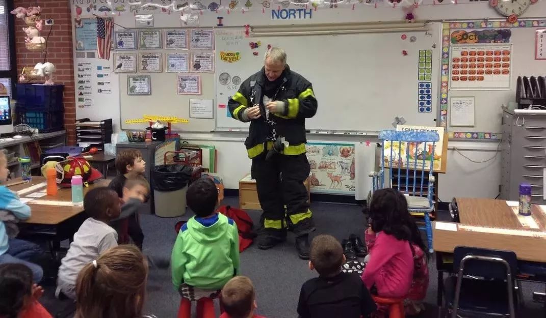 美国警察闯入学校保护学生,美国歹徒袭击学校