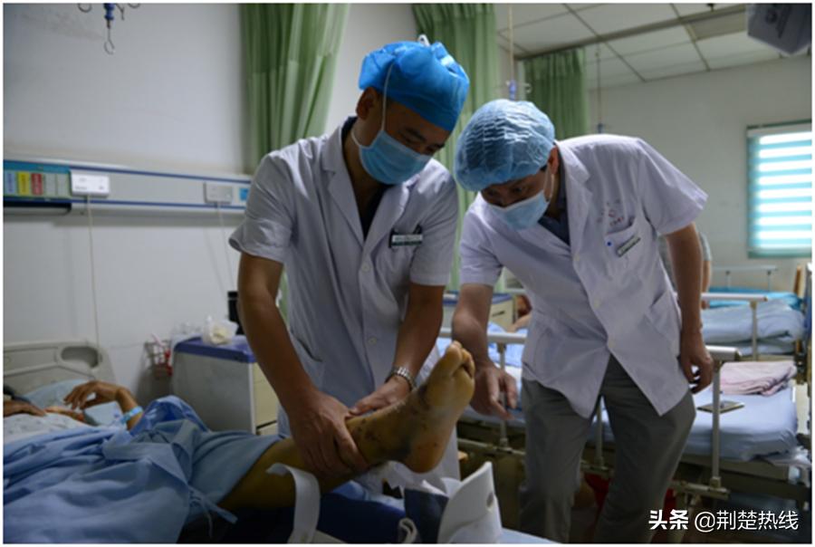 女子意外从三楼摔下受伤,湖北女子意外高空坠落