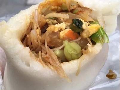 路边的甜品店，传出“砰砰”的敲打声