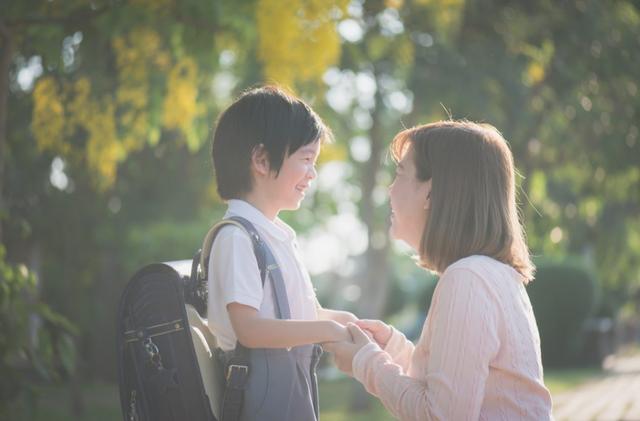 公交车上孩子肚子疼的大哭,小男孩在公交车上突然肚子疼