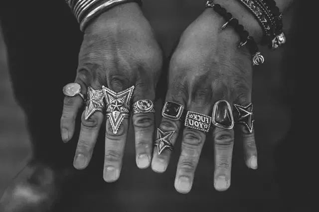 三十多块钱买的银戒指是真的吗,银戒指有黑色斑点