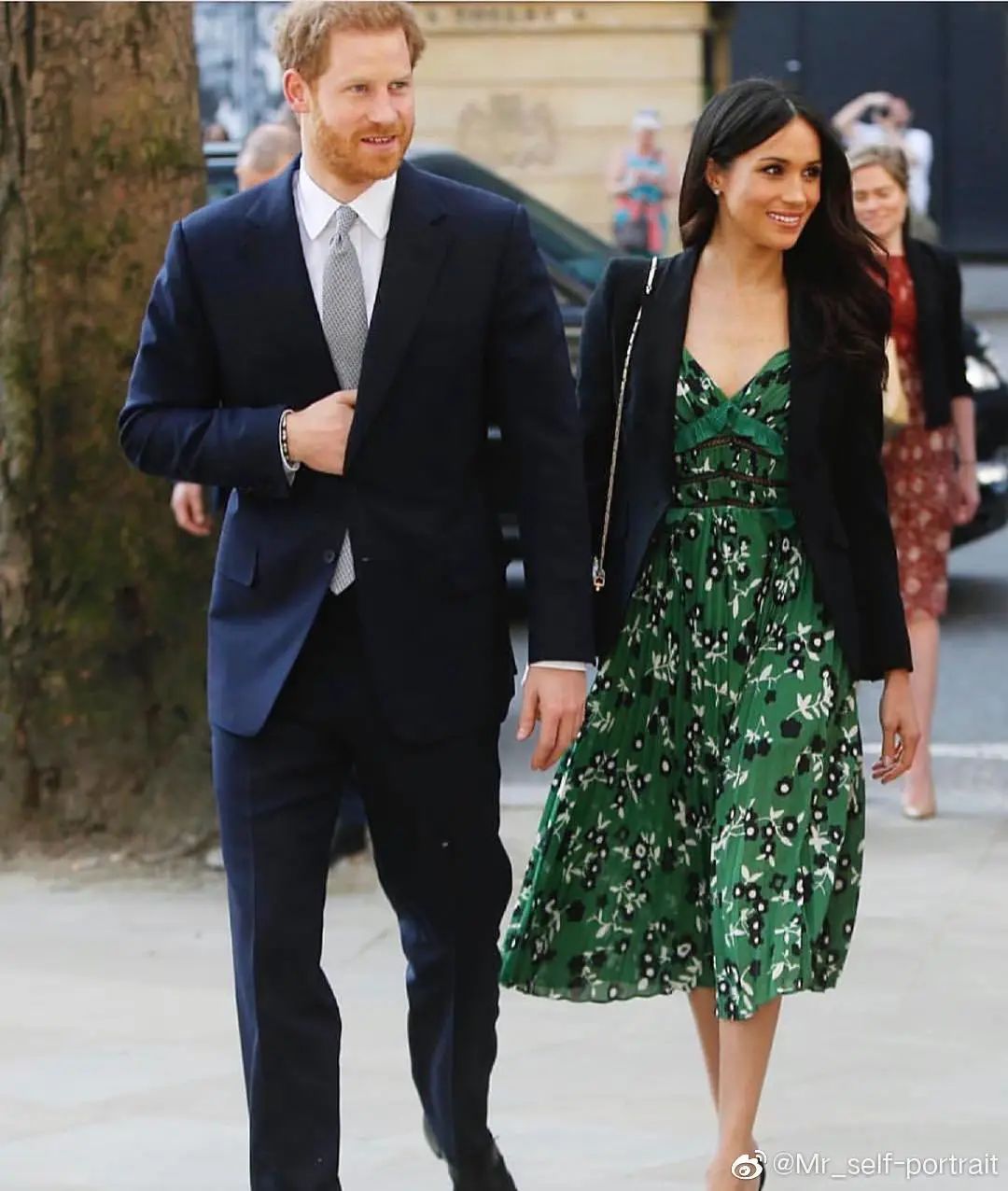 被代购抢食因《欢乐颂》“出圈”的Self-Portrait终于在国内开网店