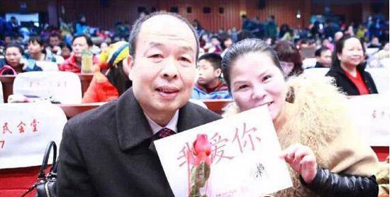 离婚3年后，湖南51岁中专学历阿姨抱走近1亿元现金