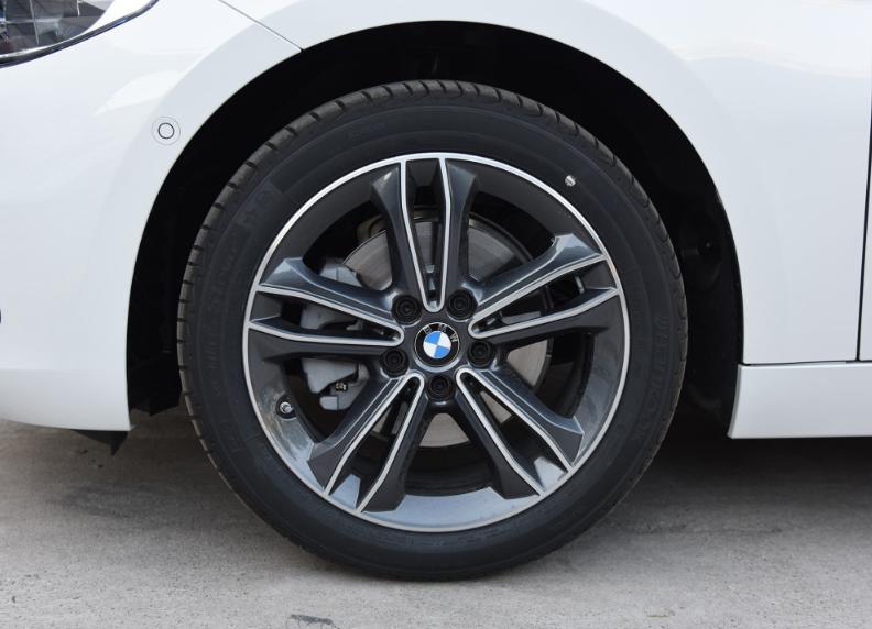 2023款奔驰a180l和宝马120i,奔驰a级180和200哪个更值得买