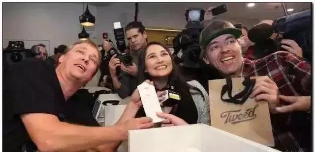 1975年荷兰*麻大**合法化，赚得盆满钵满，25年后因此还宣布出租监狱