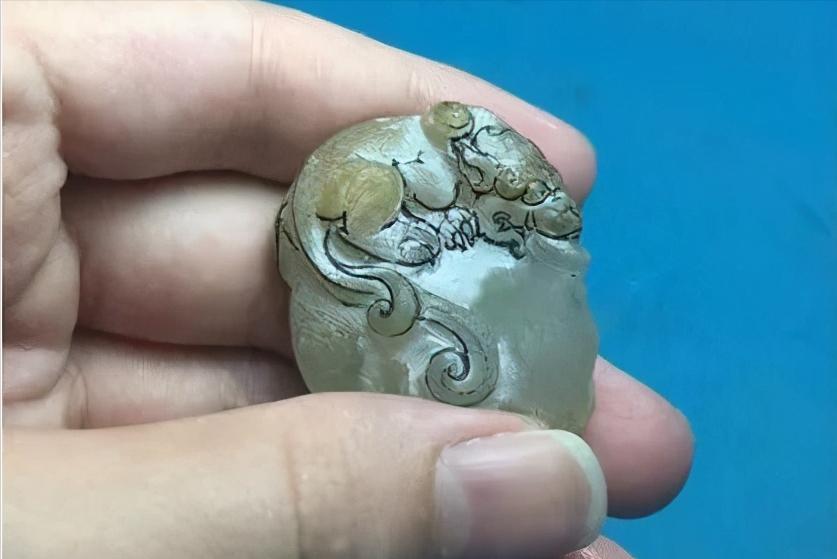 俏色巧雕翡翠金丝猴,底子细种老水头短的翡翠