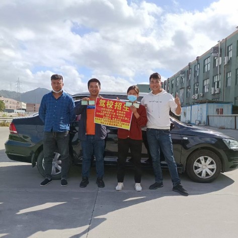 一个驾校教练一般工资多少,驾校教练一般一个人赚多少钱