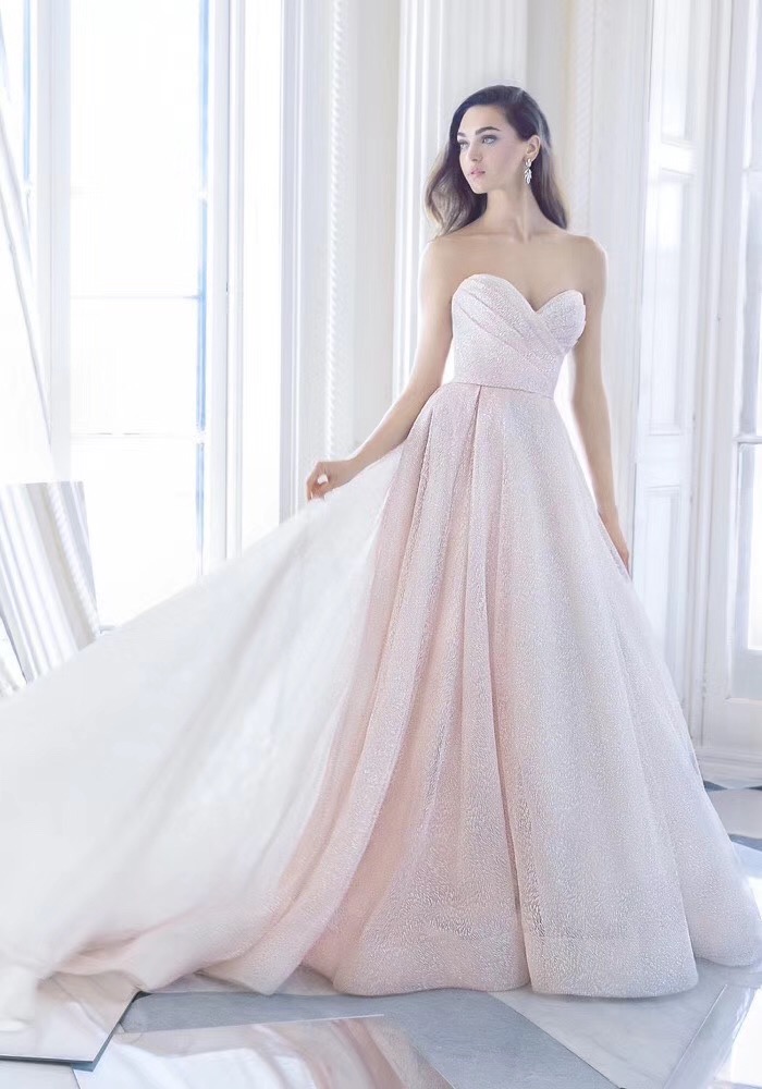 如何挑选合适自己的缎面婚纱,如何根据新娘身材挑选婚纱