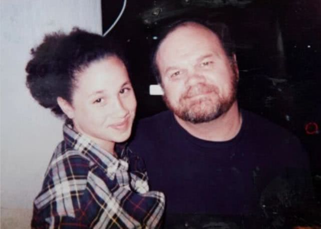 梅根跟她父亲关系为什么不好,梅根与父亲现在关系如何