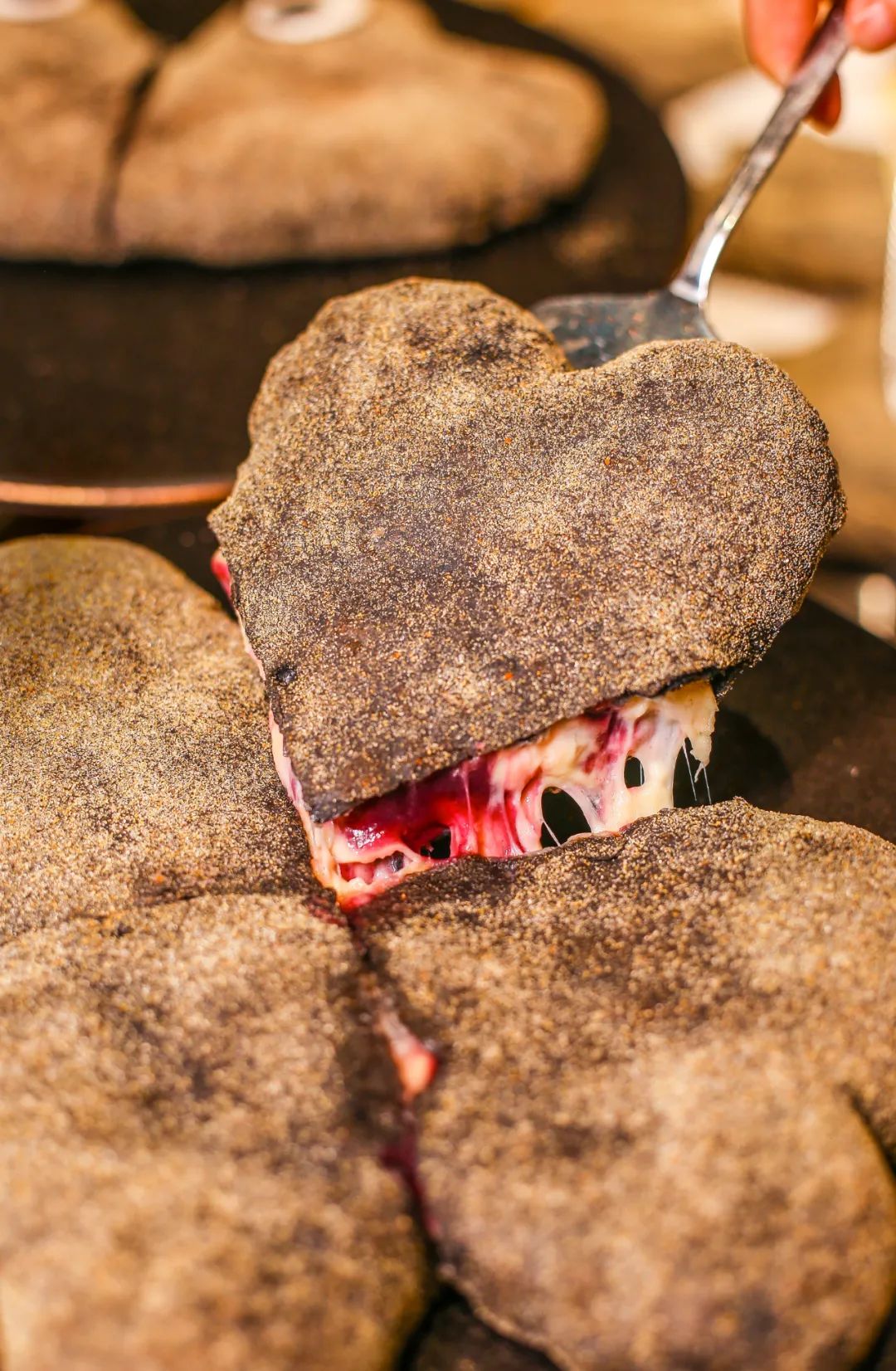 达明路上这家「黑店」,靠着瀑布芝士杀疯了