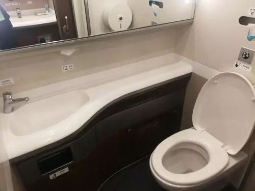 被人视为神物舔食的“天上蓝冰”，其实是飞机侧漏的排泄物