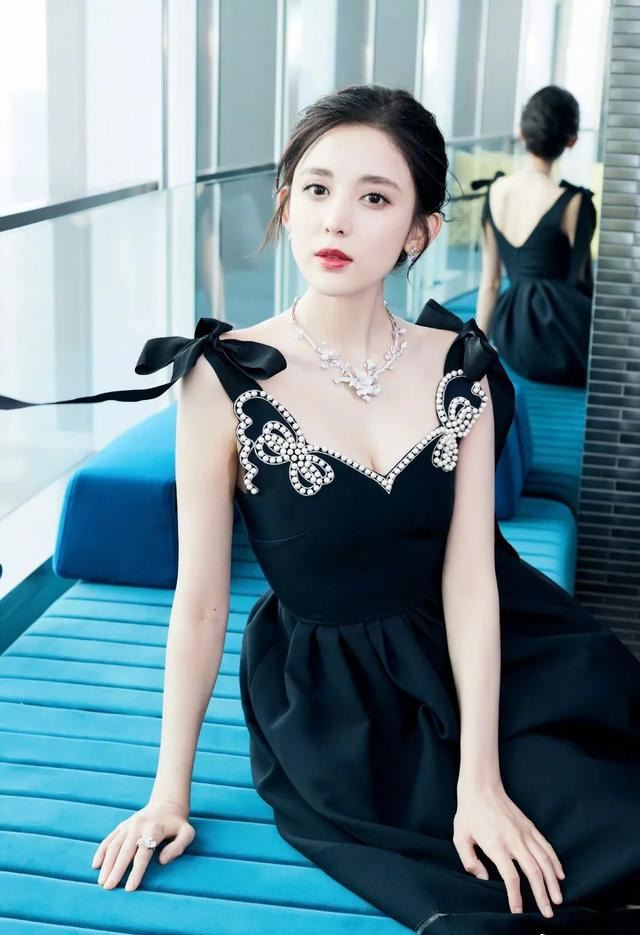 迪丽热巴和唐嫣同穿亮片裙,迪丽热巴和唐嫣穿同款公主裙