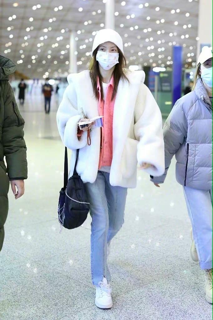 看何穗江疏影的穿搭,江疏影银色垫肩礼服