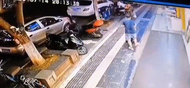 4个大男人拼命去拱猪屁股，这是在干啥？猪：吃不消了一个一个上