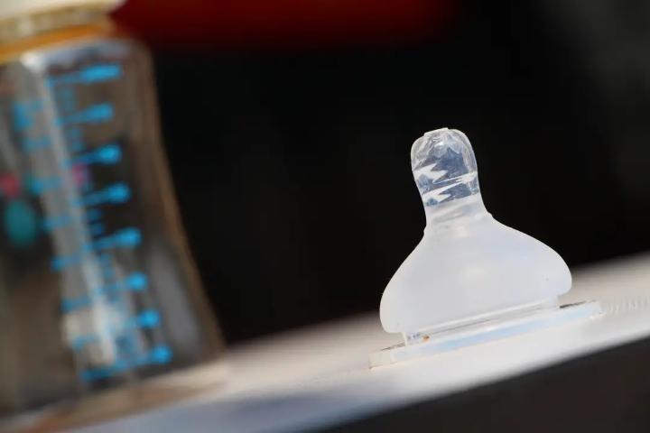 让宝宝爱上奶瓶方法,最好的宝宝容易吃奶的奶瓶