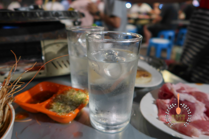 泰国清迈吃自助，别光看招牌，一定要找店主问清楚，要不钱包受损