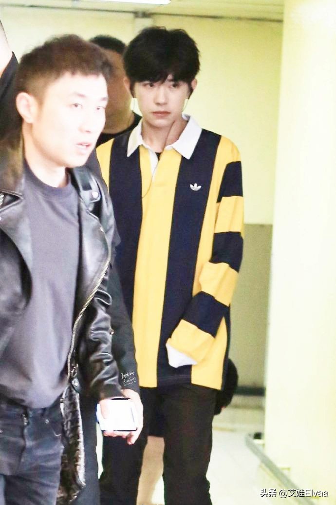 易烊千玺红色西装黑色短袖,易烊千玺没穿秋裤