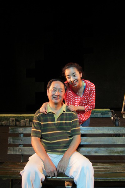 “转账爸爸”火了，火得很病态，是在害女儿