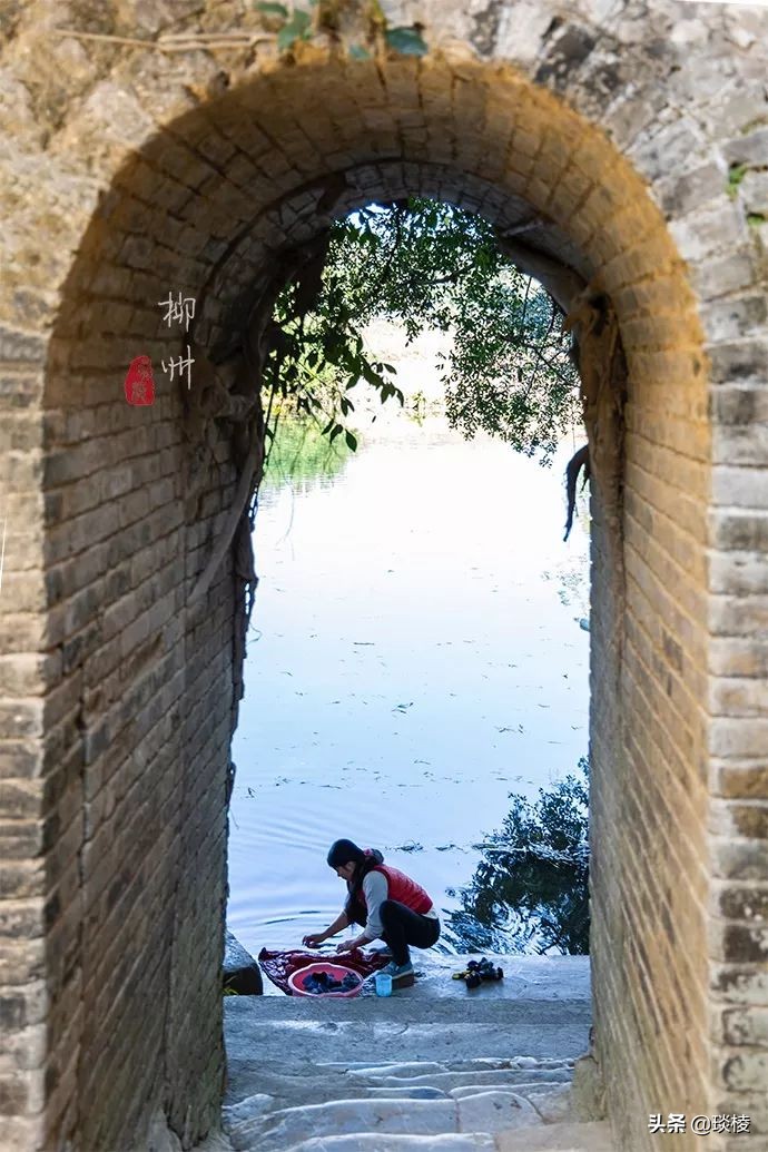 这个古镇好奇怪，门前放元宝，商号大门开洞，城隍爷与关二爷作伴