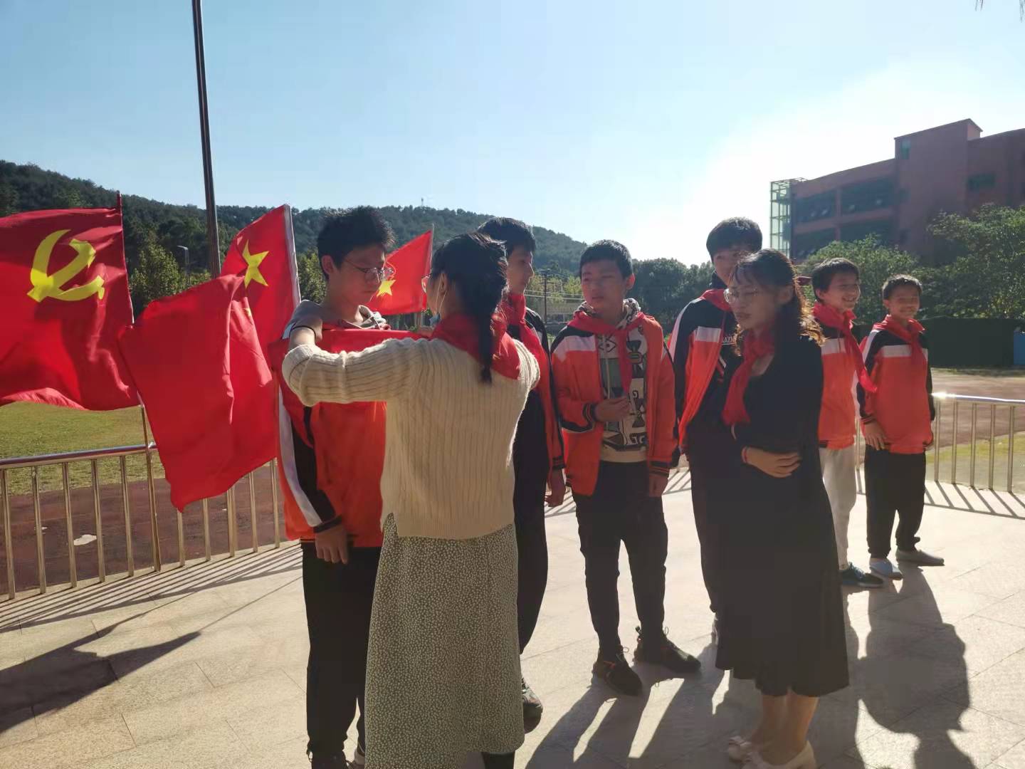 国旗红领巾队旗,队旗飘扬