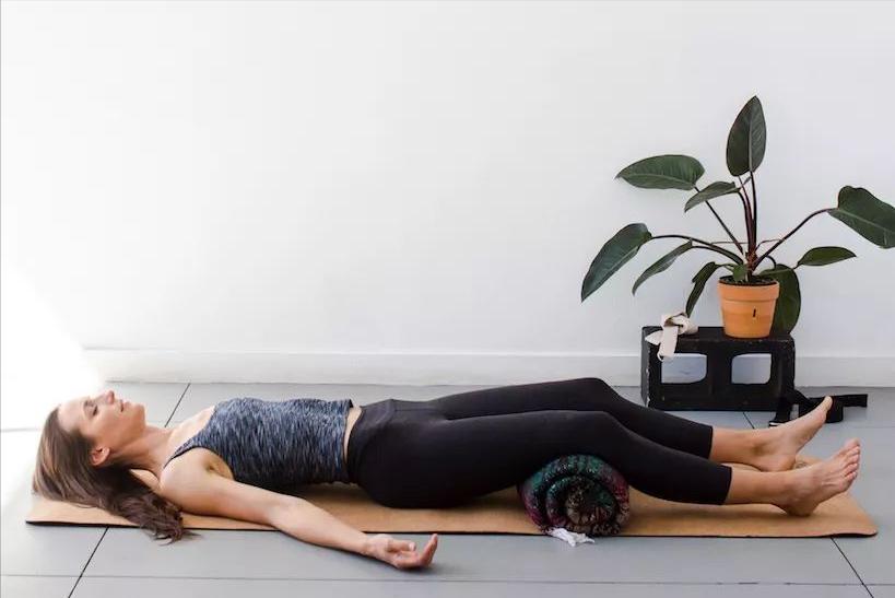 瑜伽坐姿放松休息术15分钟完整版,助眠瑜伽休息术15分钟完整版