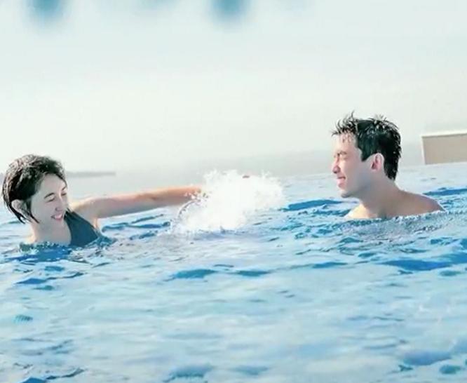 张子枫与吴磊泳池嬉闹！女方穿泳装皮肤白皙，秀出一双纤细胳膊