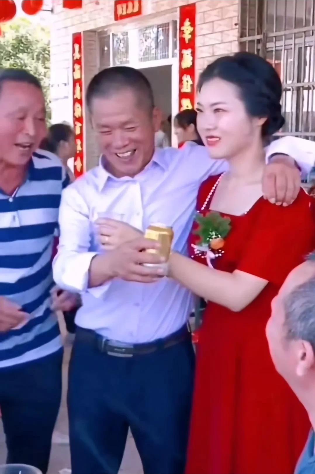 汉中结婚公公带新娘敬酒,汉中结婚公公背儿媳敬酒