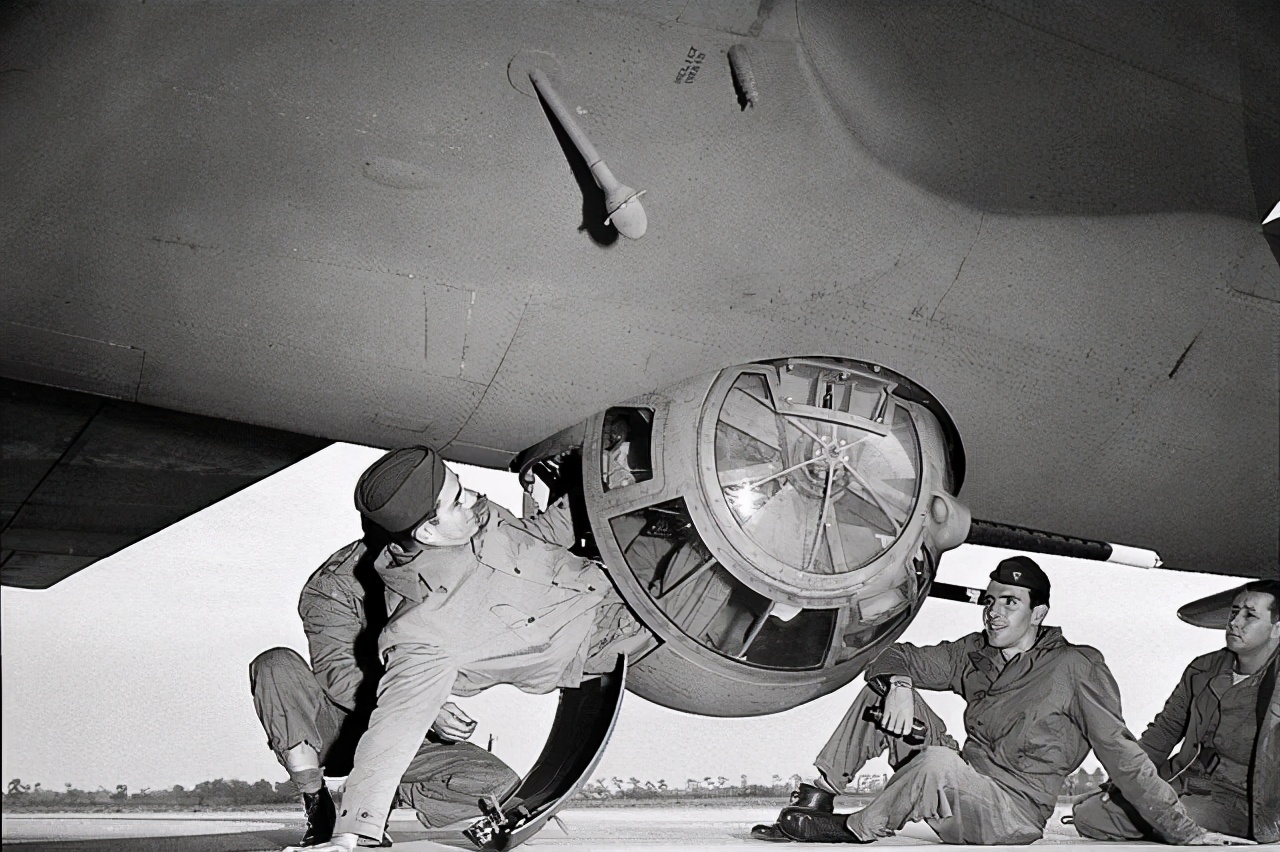 b-17撞机坠毁,b17机腹炮塔工作原理