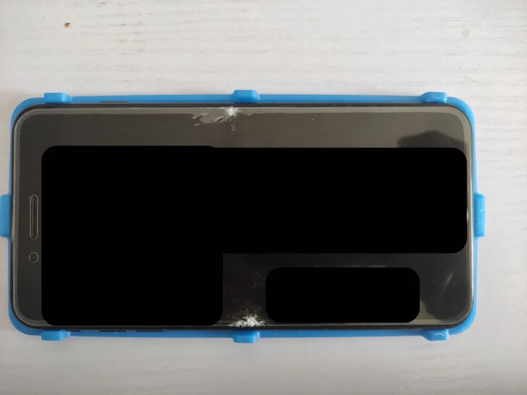 华为荣耀手机因自带贴膜“问题”用不到一月“碎屏”