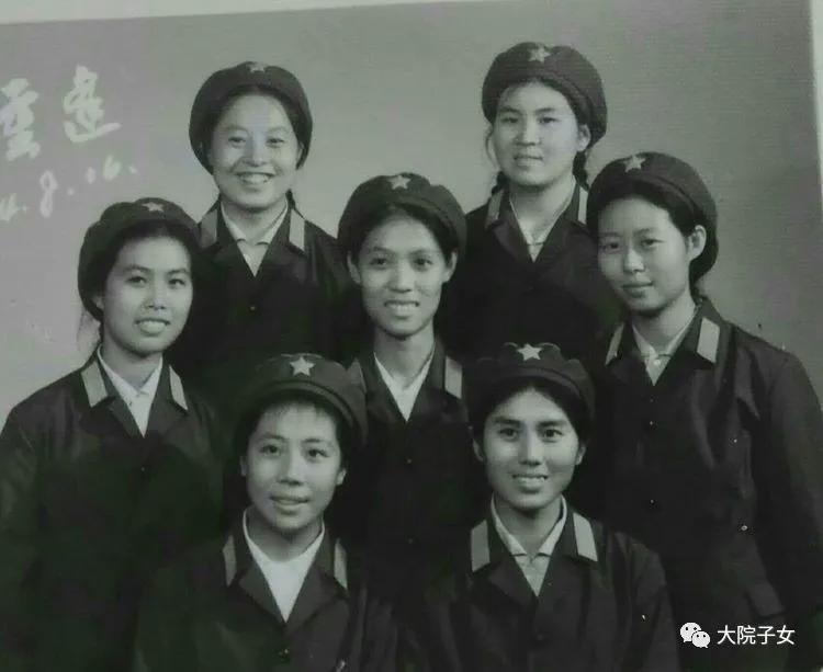 我从小在军营生活长大,我是在部队大院长大的