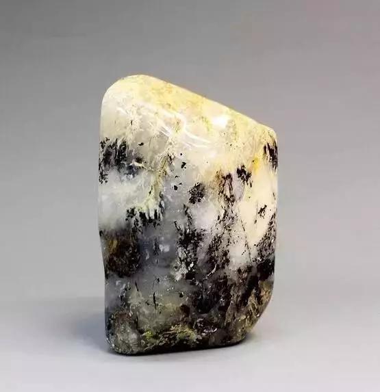 这些石头价值不菲，随便捡到一块妥妥的人生赢家