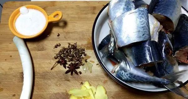 鱼刺咽下去喉咙难受怎么办,鱼刺卡喉别用喝醋吞饭等土方法