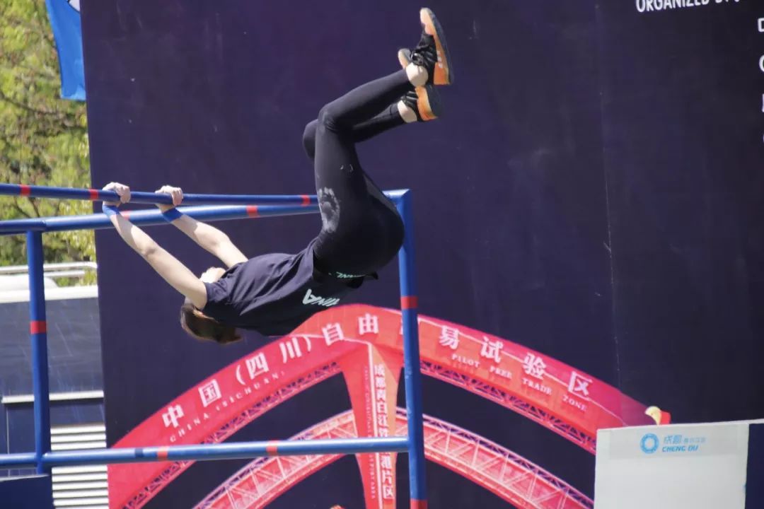 跑酷比赛高手视频,跑酷高手齐聚重庆