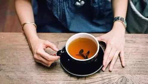 下午喝茶晚上睡不着是什么原因,晚上喝茶睡不着觉