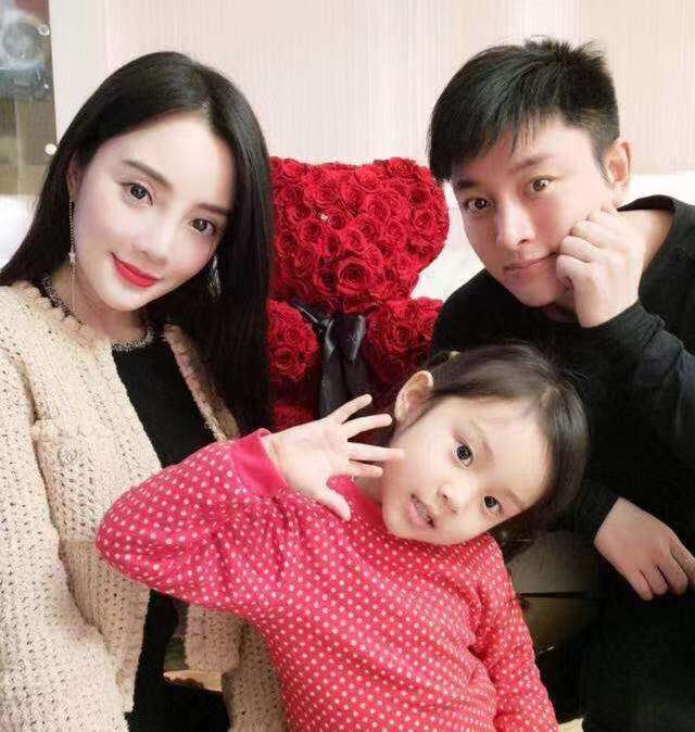 贾乃亮现李小璐住所新闻,贾乃亮直播间解释李小璐