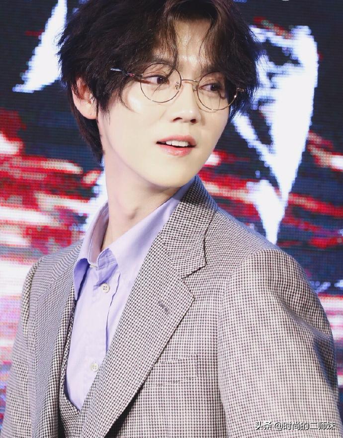 鹿晗这身贵公子打扮不得不夸！中分小卷+眼镜杀，帅起来真要命