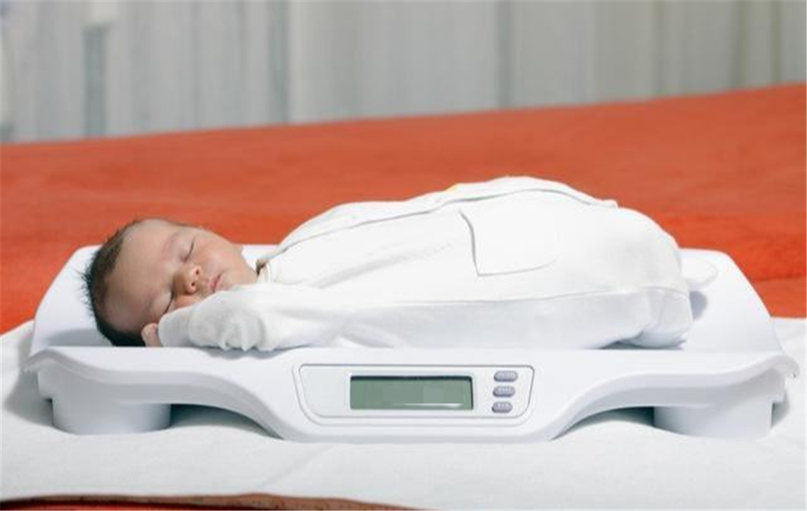 产妇生完孩子遭嫌弃,31岁孕妇顺产8斤男孩