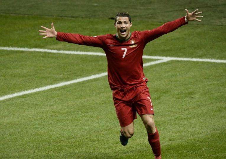 c罗和梅西谁是足坛一哥,c罗和梅西西甲谁冠军多