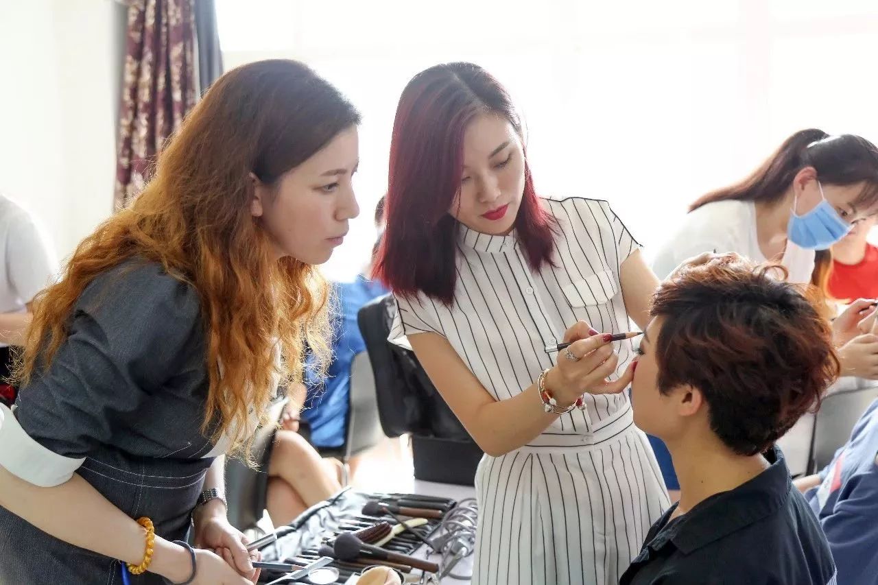 化妆造型专业就业前景,学化妆有前途嘛