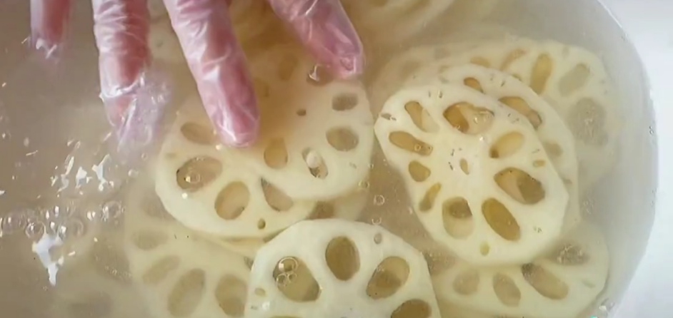 莲藕清洗淤泥法,清洗莲藕里面的泥