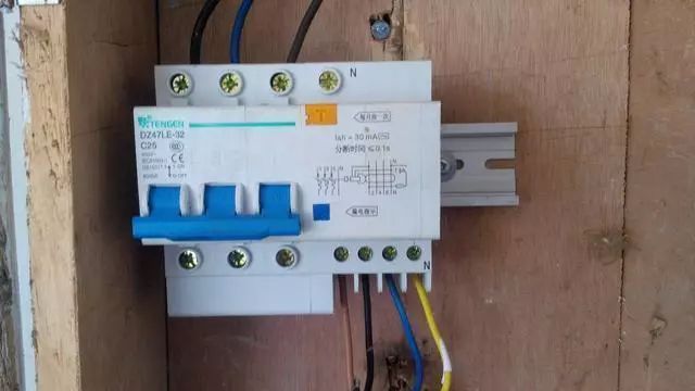 家里电灯一直亮怎么回事,家里电灯突然闪灭了两下又正常了