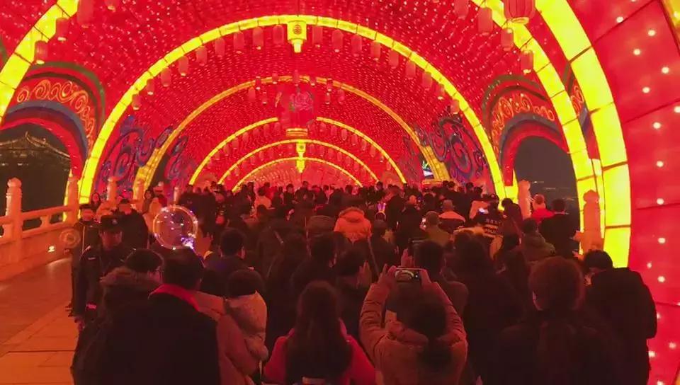 西安地铁北大街站早晚高峰客流量,西安大雁塔地铁站客流量