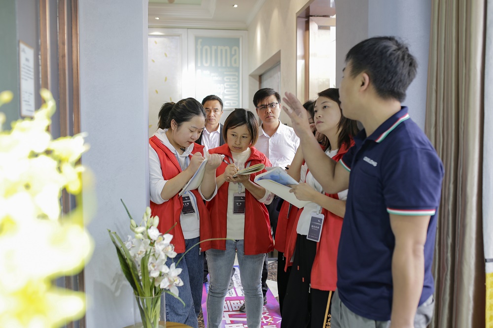 青神代理商冯琳：致力成为数一数二的路易诗兰专卖店