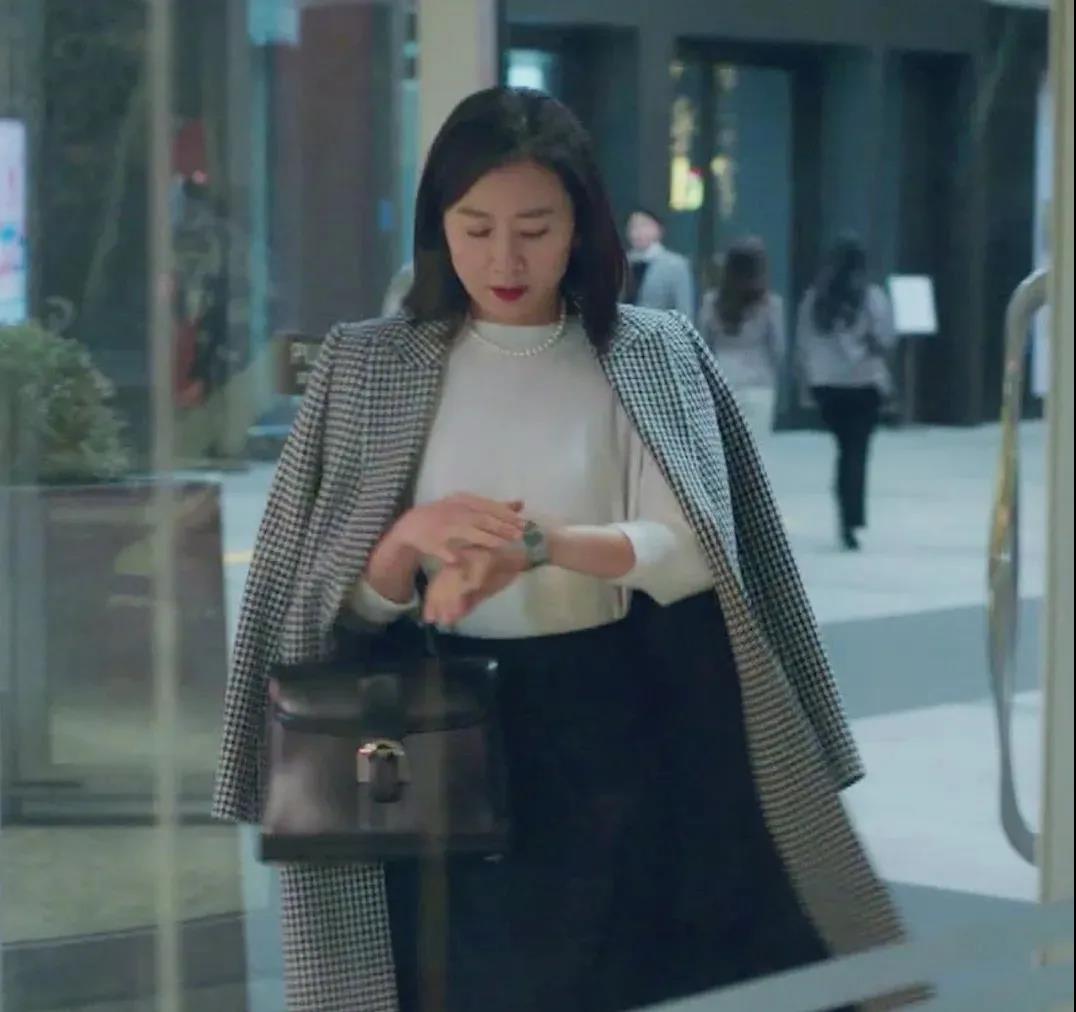 比“大女主”剧更精彩的，是女强人们的职场穿搭