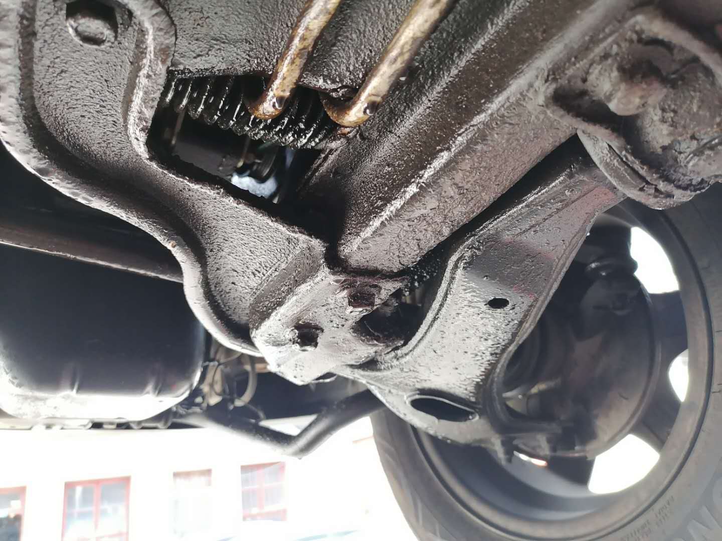 发动机漏油损伤皮带,发动机皮带断裂堵塞油底壳