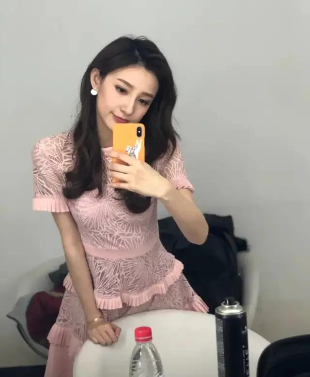 马凡舒首次主持天下足球,央视足球主持马凡舒